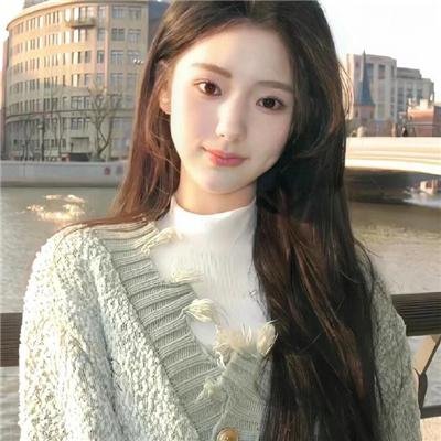 高墙、黑色与帅小伙